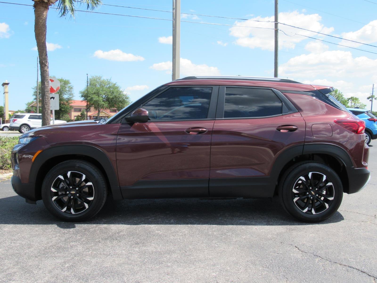 Used 2023 Chevrolet TrailBlazer LT w/ Convenience Package FWD image 2