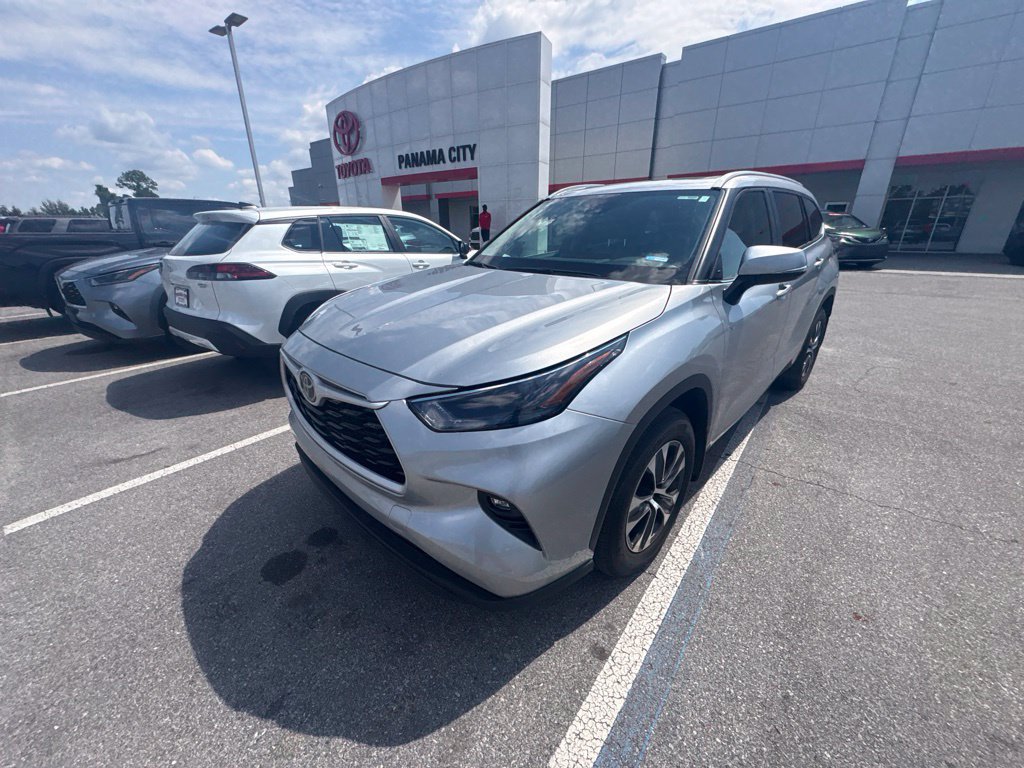 Used 2024 Toyota Highlander XLE FWD image 9