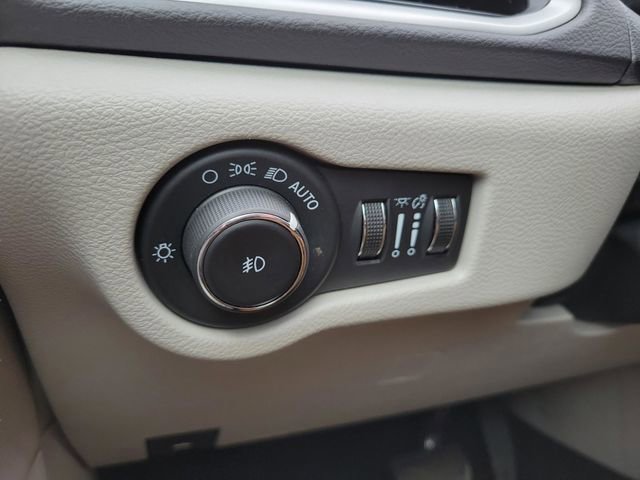 Used 2024 Chrysler Pacifica Touring-L image 31