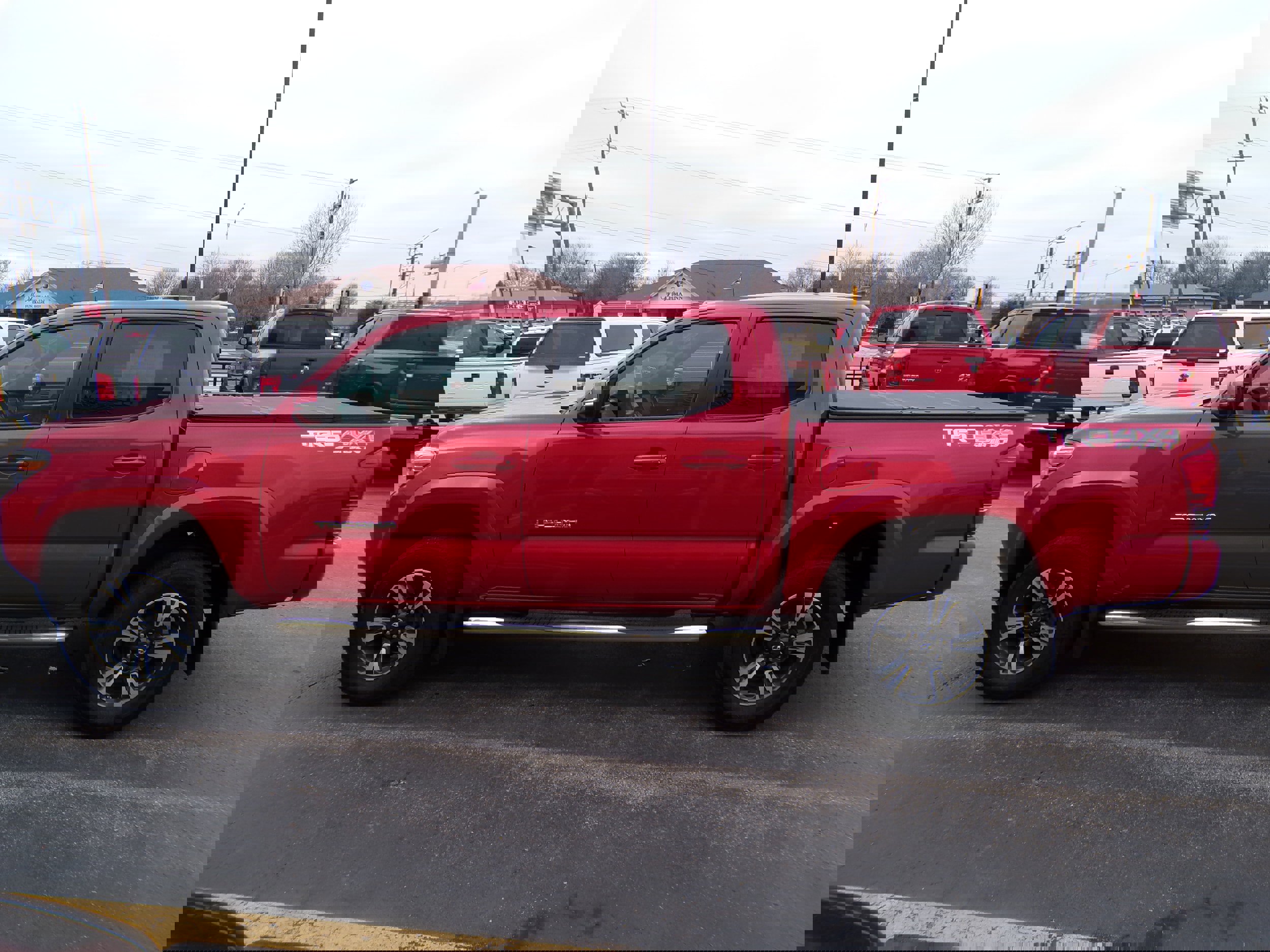 Used 2017 Toyota Tacoma SR image 3