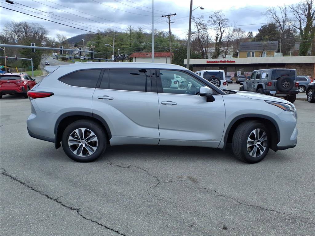 Used 2022 Toyota Highlander XLE image 3