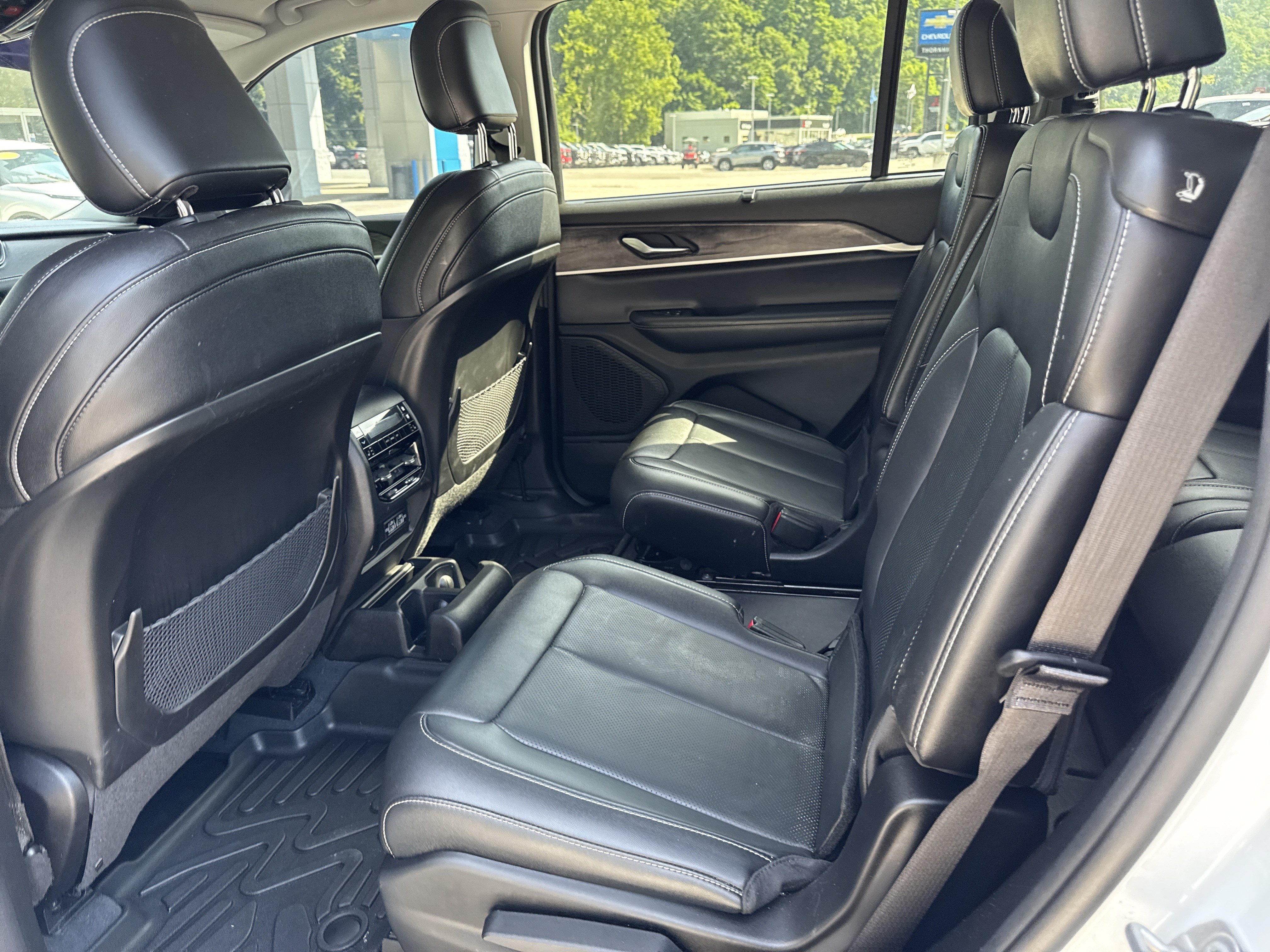 Used 2023 Jeep Grand Cherokee L Limited w/ Luxury Tech Group II AWD/4WD image 18