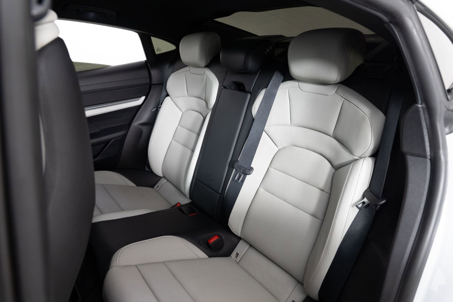 Used 2021 Porsche Taycan 4S w/ Premium Package image 17