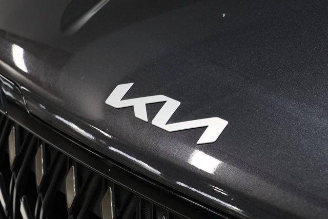 Used 2025 Kia Carnival FWD image 12