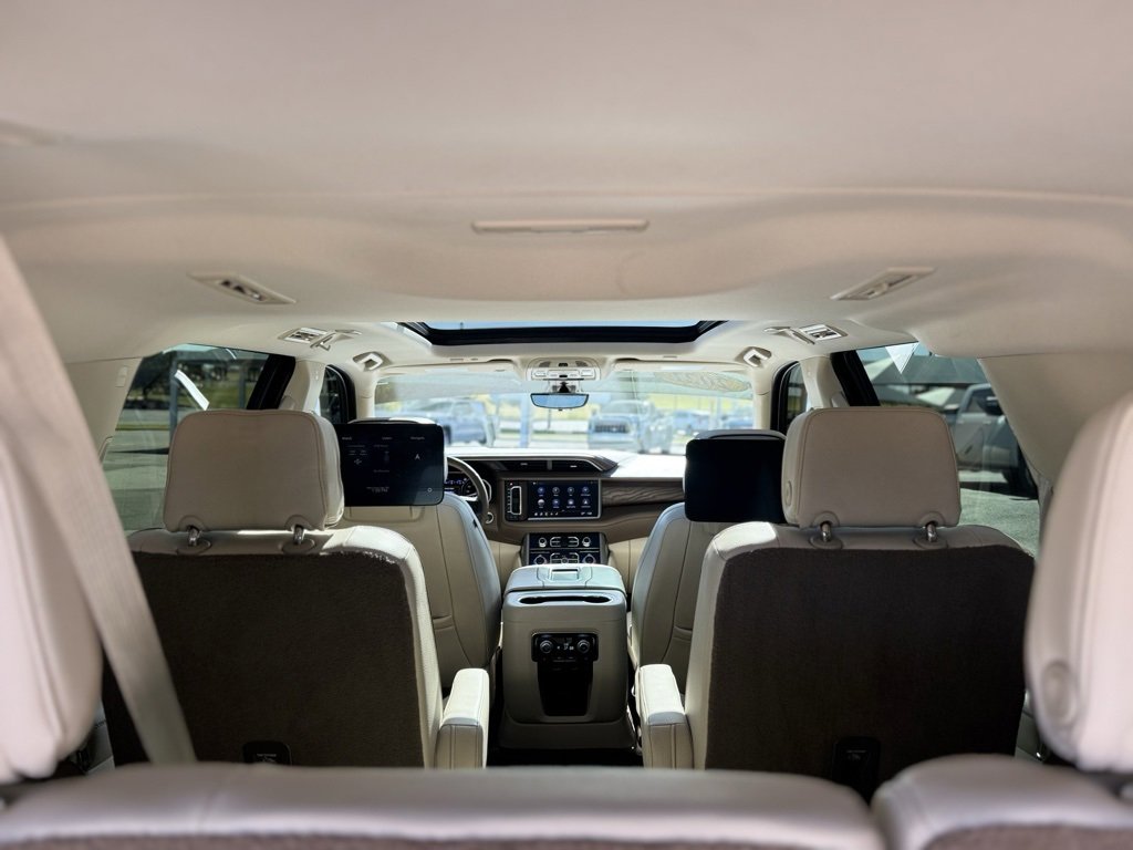 Used 2021 GMC Yukon XL Denali w/ Denali Premium Package image 10