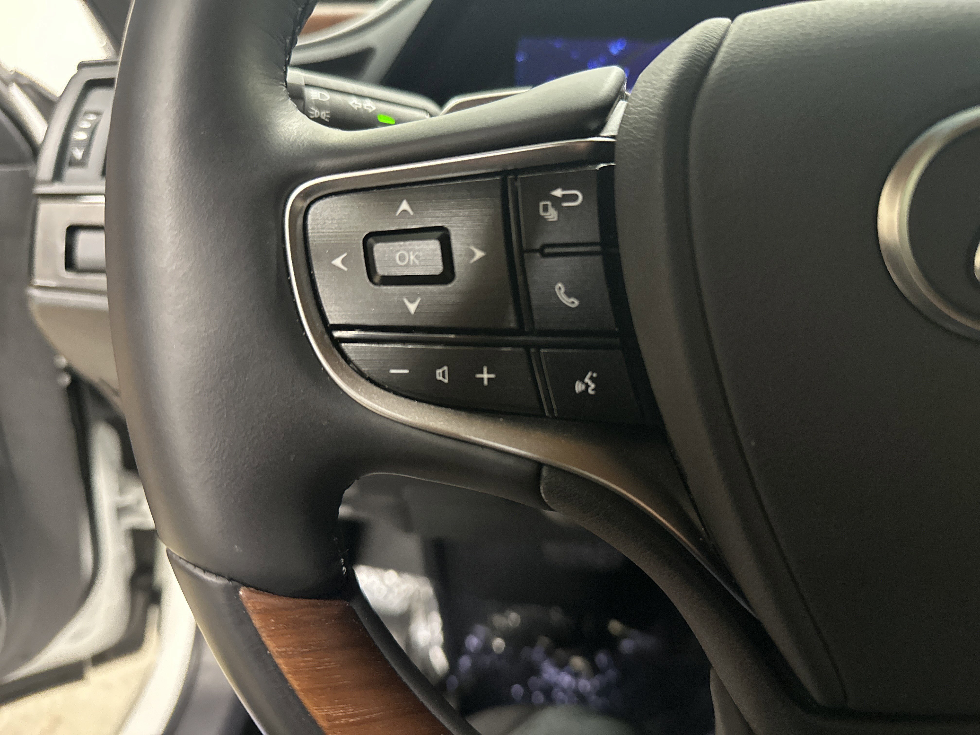 Certified 2025 Lexus ES 350 Luxury w/ Accessory Package (Z1) image 19