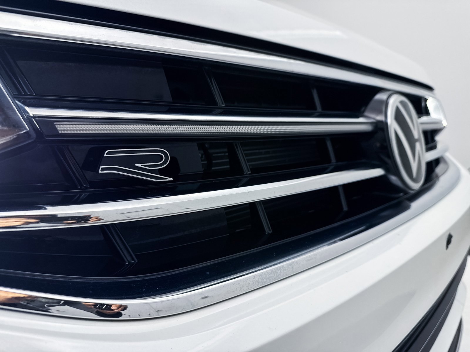 Used 2022 Volkswagen Tiguan SEL R-Line image 3