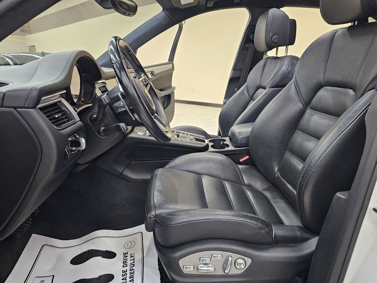 Used 2017 Porsche Macan Turbo AWD/4WD image 19