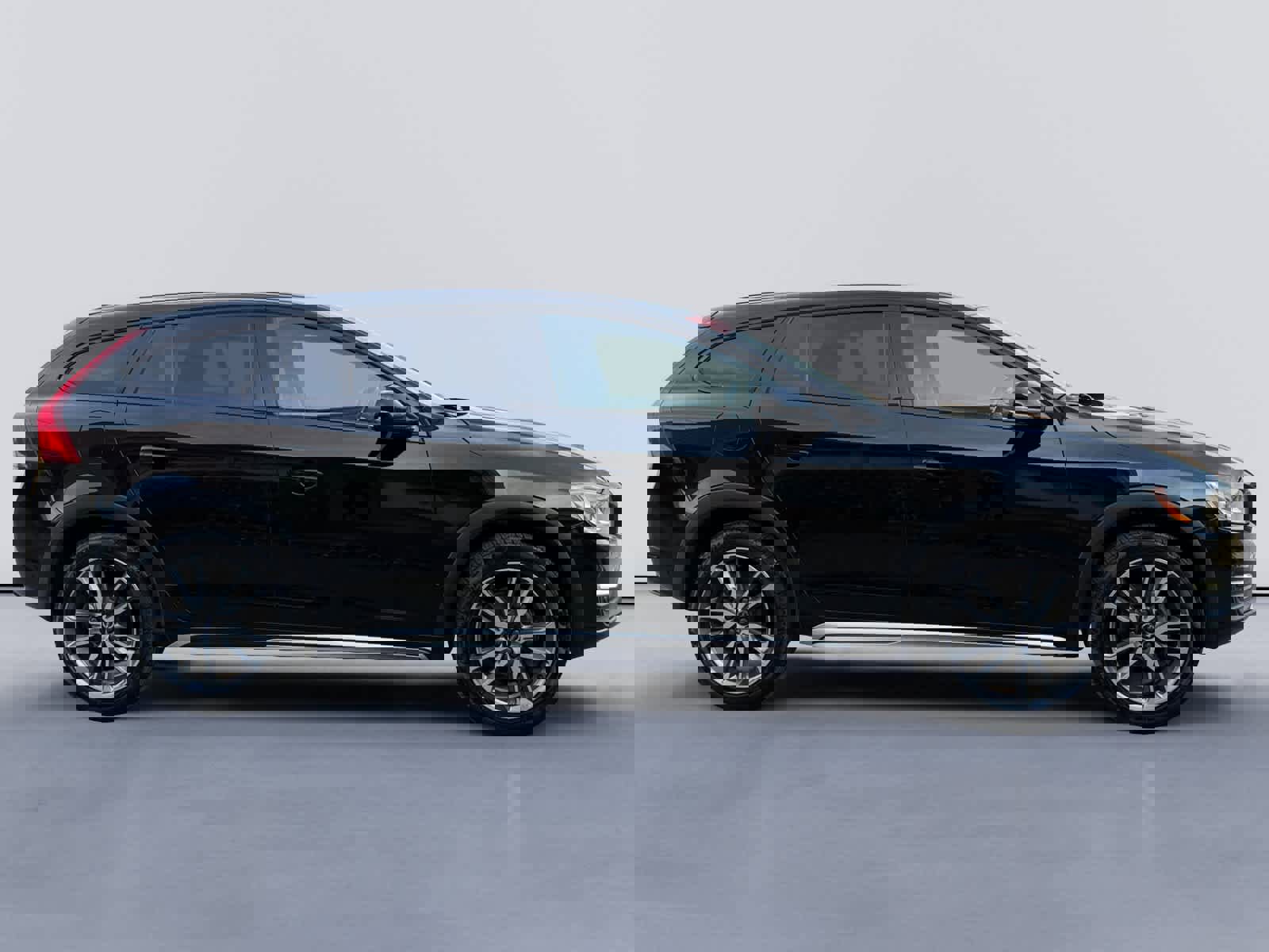 Used 2018 Volvo V60 T5 Cross Country w/ Convenience Package image 2