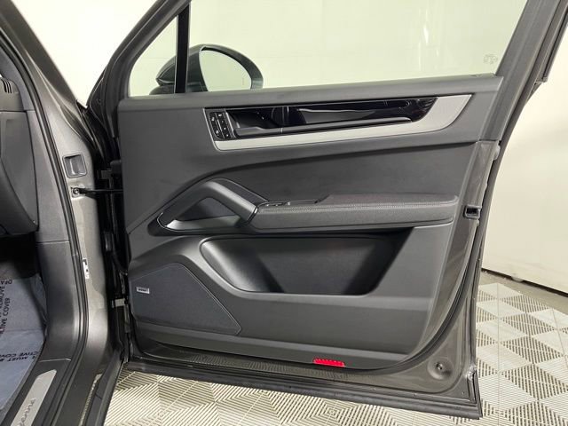 Used 2025 Porsche Cayenne image 28