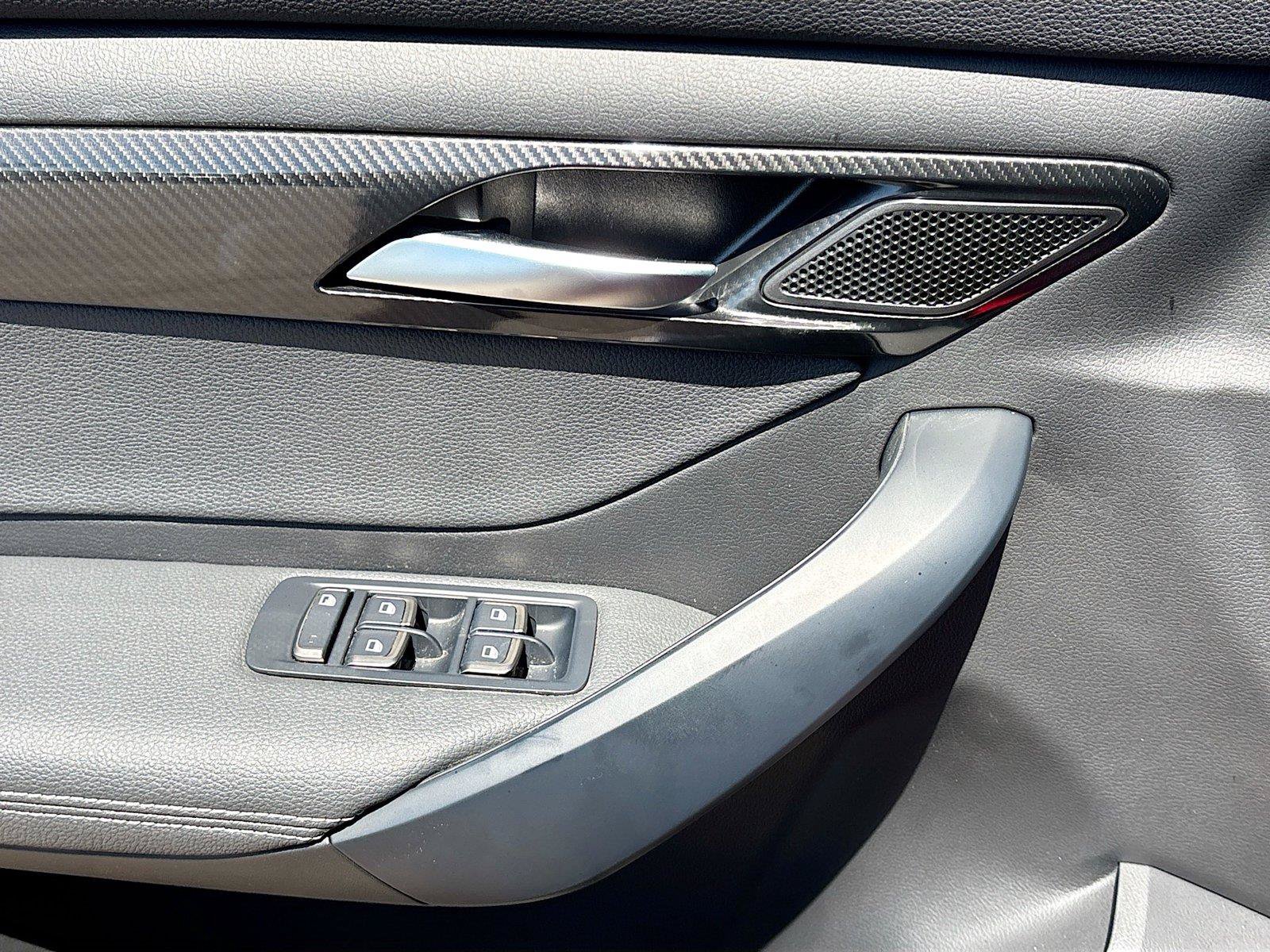 New 2025 VinFast VF 8 Eco AWD/4WD image 17