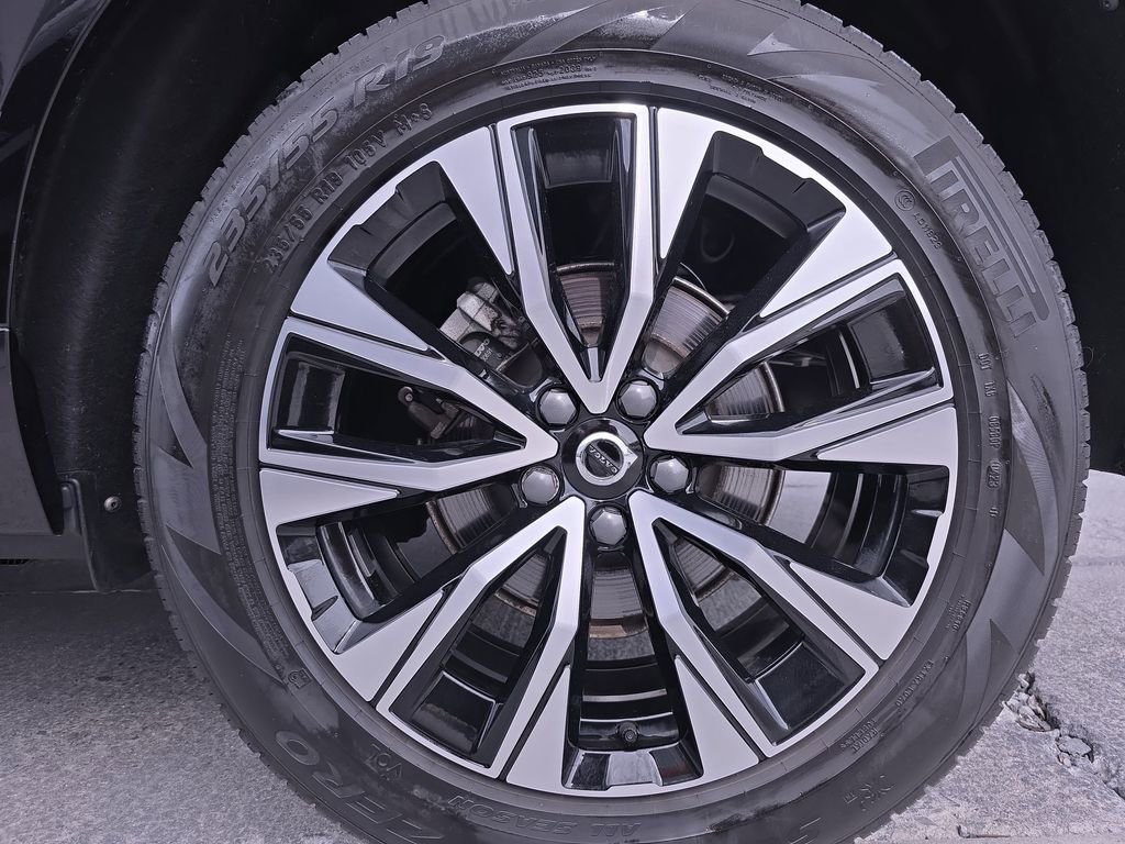 Used 2023 Volvo XC60 B5 Plus image 37