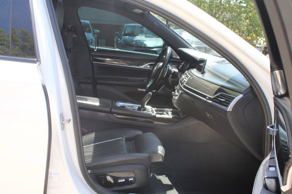 Used 2018 BMW 750i image 25