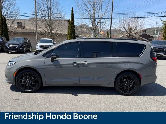 Used 2023 Chrysler Pacifica Limited w/ Uconnect Theater Family Group image 8