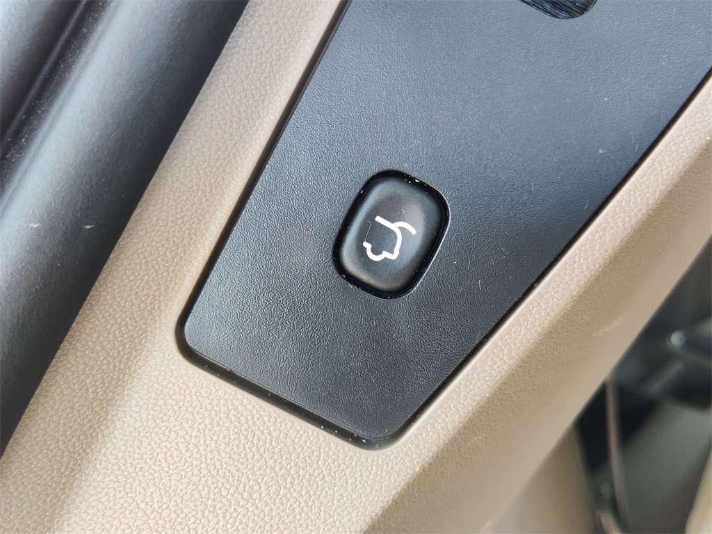 Used 2012 Chrysler Town & Country Limited w/ Luxury Group image 11