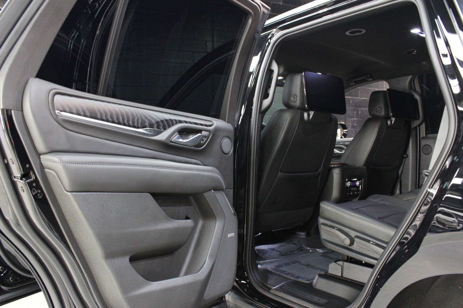 Used 2023 GMC Yukon Denali w/ Advanced Technology Package image 34