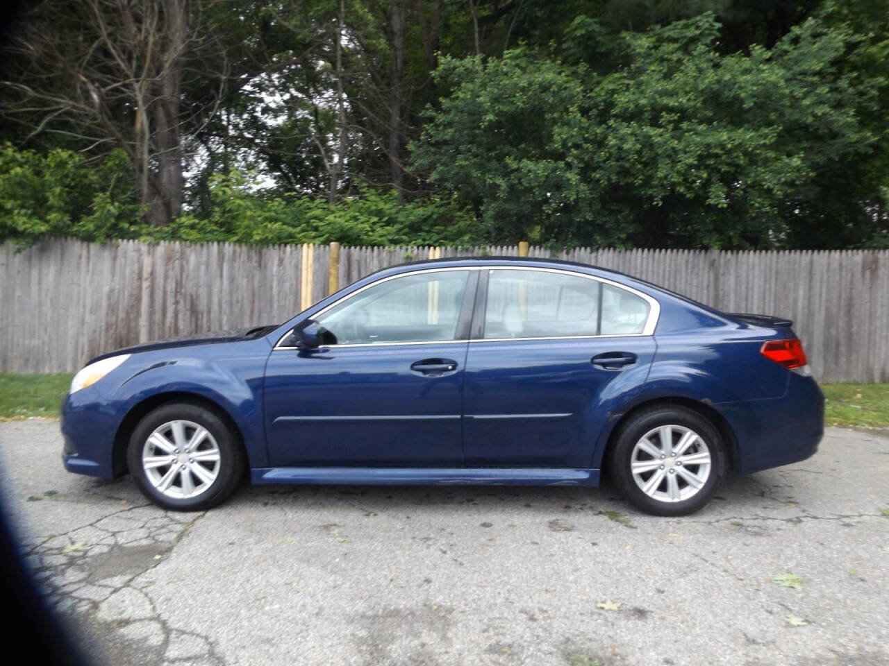 Used 2011 Subaru Legacy 2.5i Premium AWD/4WD image 2