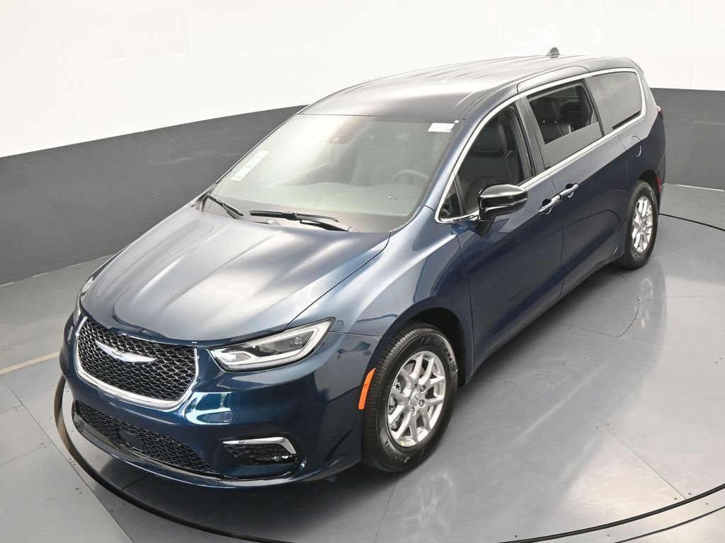 Used 2025 Chrysler Pacifica Select image 40