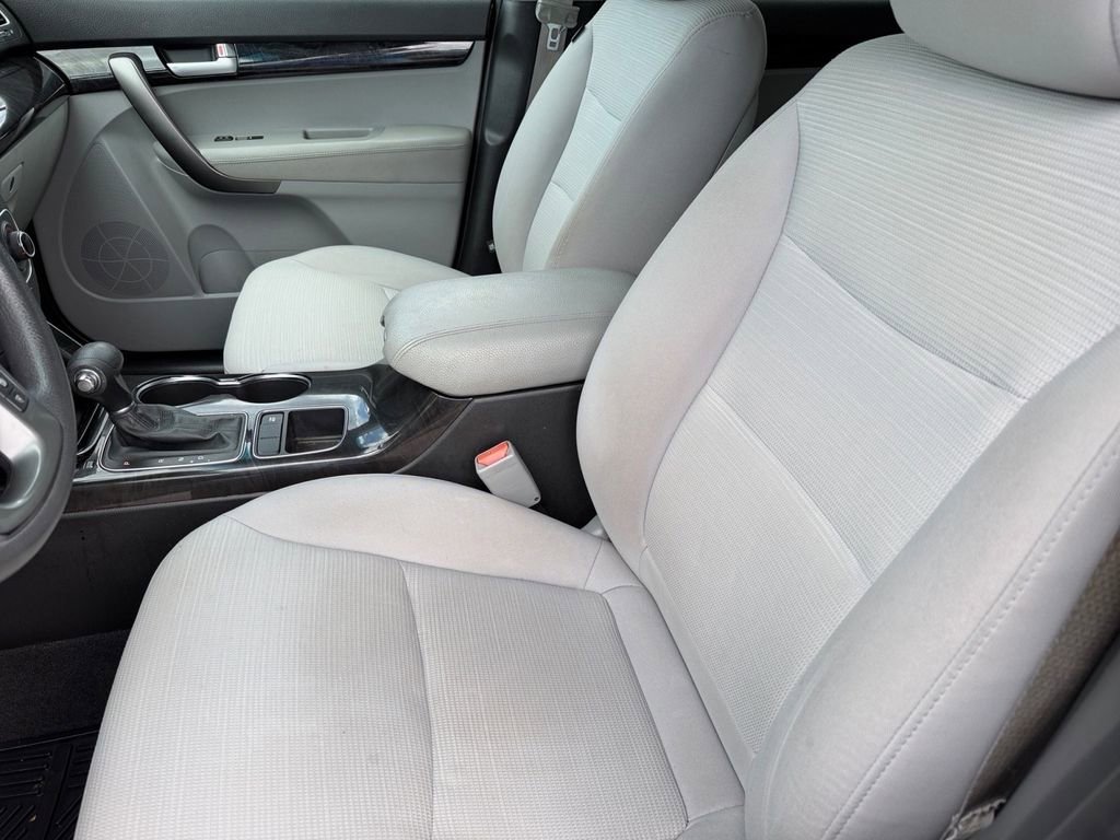 Used 2015 Kia Sorento LX image 10