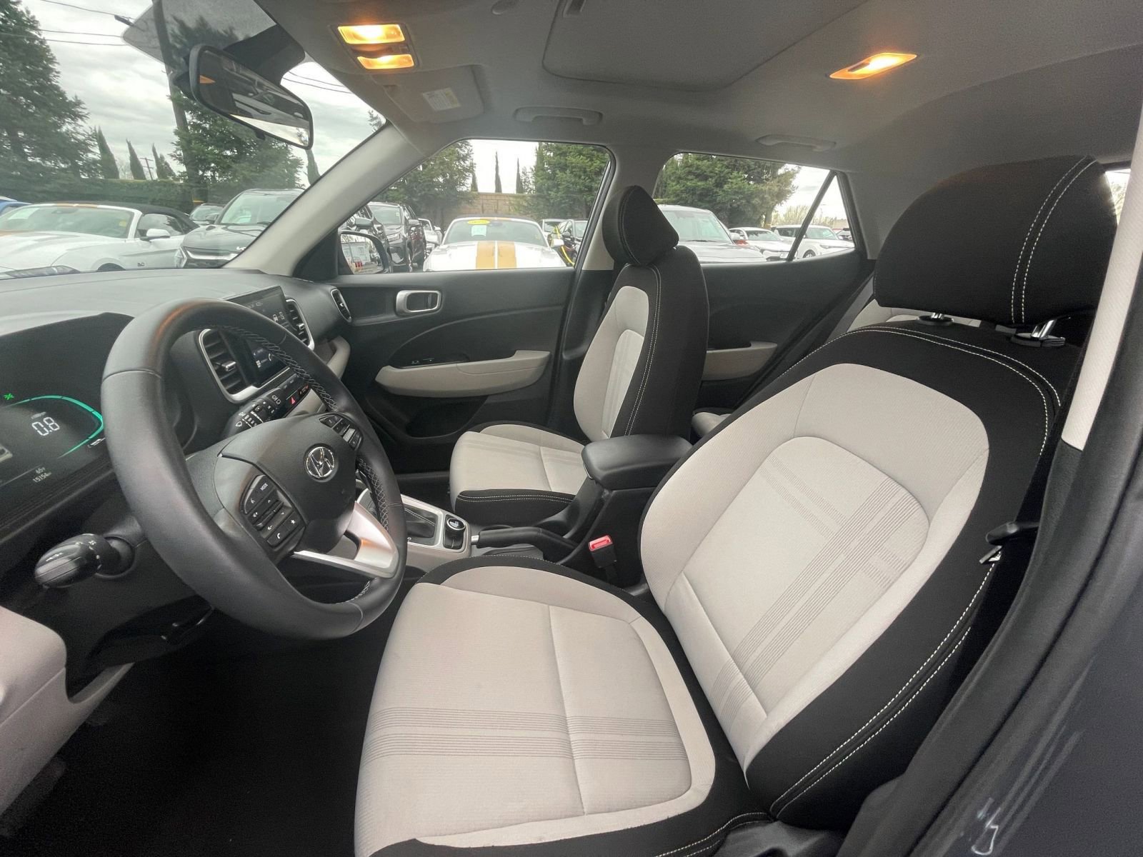 Used 2025 Hyundai Venue SEL image 22