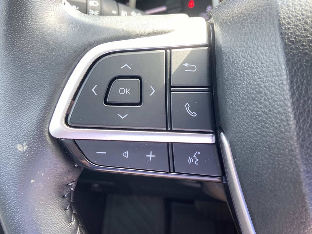 Used 2023 Toyota Highlander LE FWD image 29