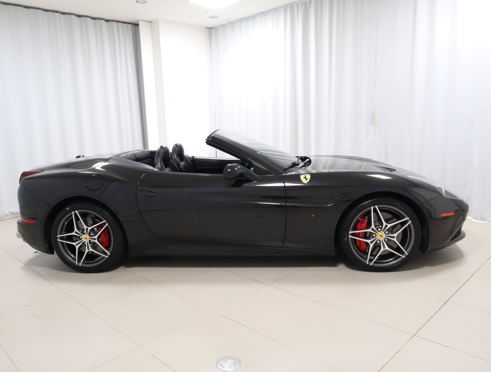 Used 2016 Ferrari California T RWD image 7