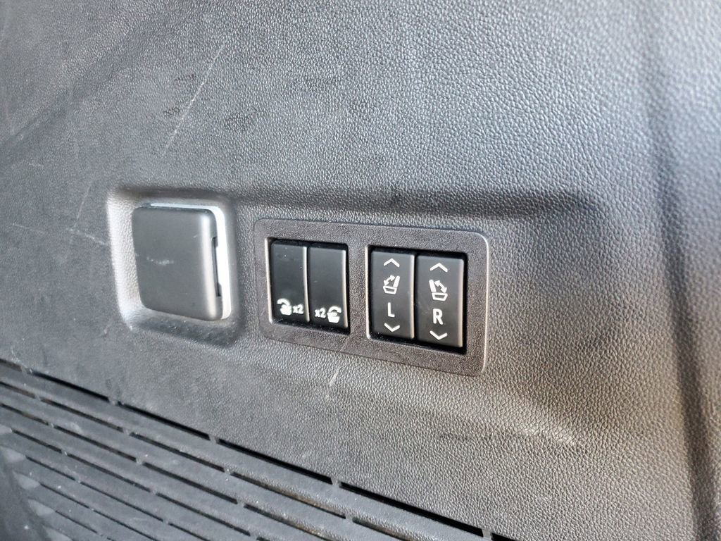 Used 2023 Chevrolet Suburban High Country image 35