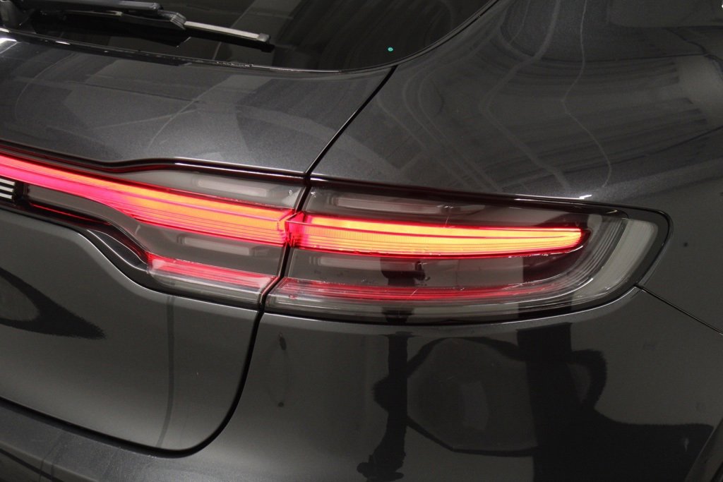 Certified 2022 Porsche Macan image 12
