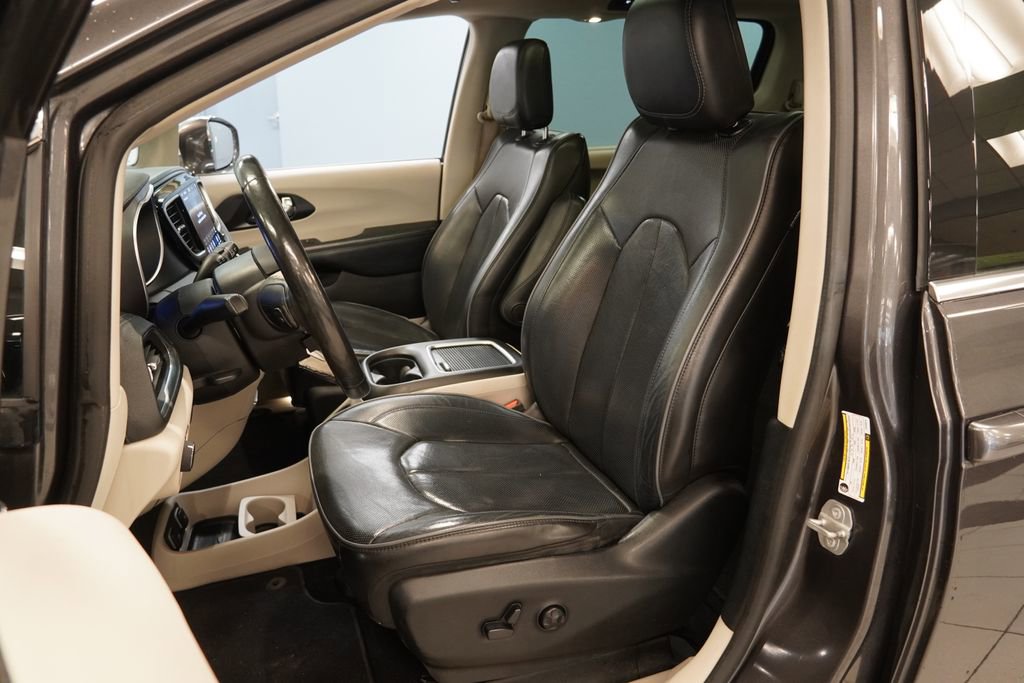 Used 2020 Chrysler Pacifica Limited FWD image 3