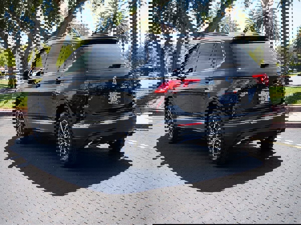 Used 2020 Volkswagen Tiguan SE w/ Panoramic Sunroof Package image 5