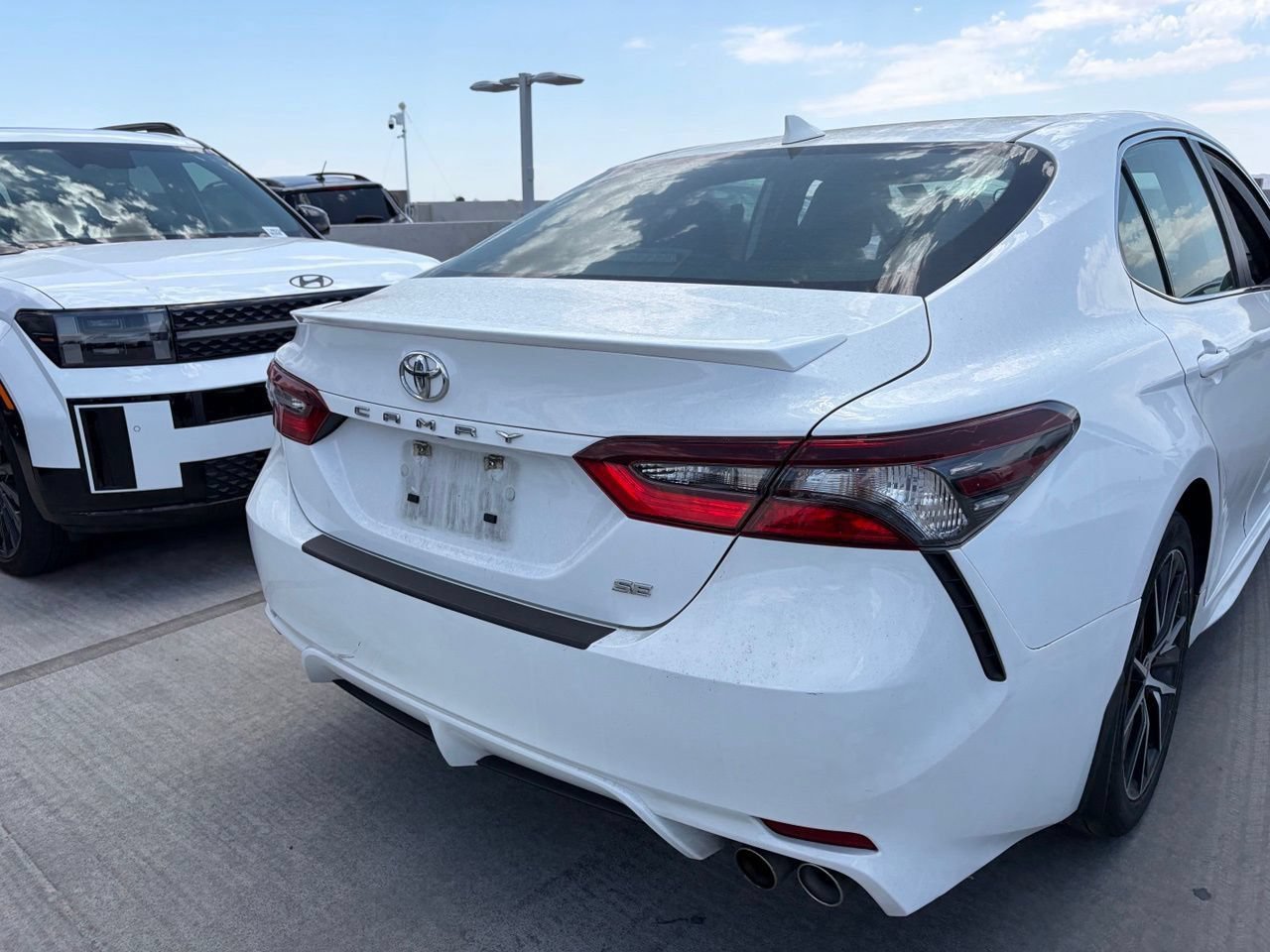 Used 2023 Toyota Camry SE FWD image 4