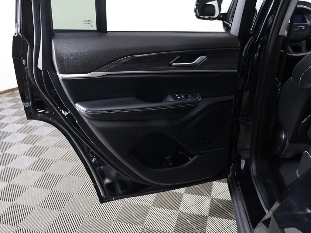Used 2023 Jeep Grand Cherokee Limited AWD/4WD image 26