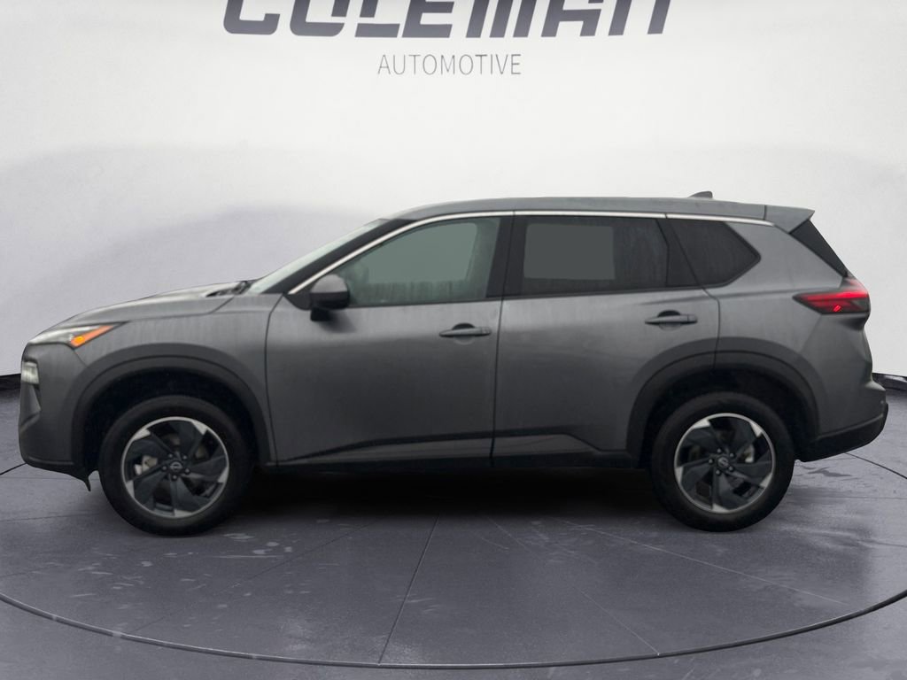 Used 2024 Nissan Rogue SV image 2