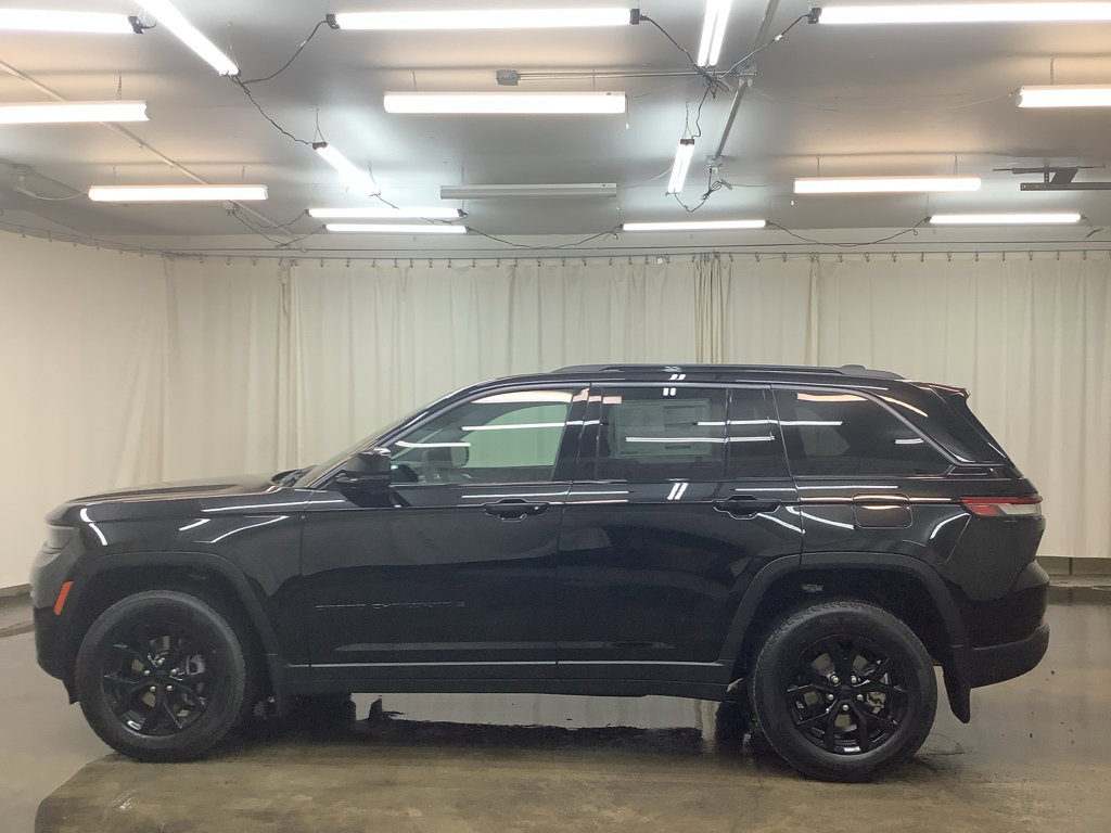 New 2026 Jeep Grand Cherokee Altitude image 10