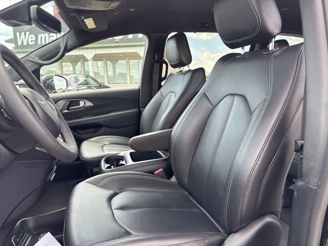 Used 2025 Chrysler Pacifica Select FWD image 14