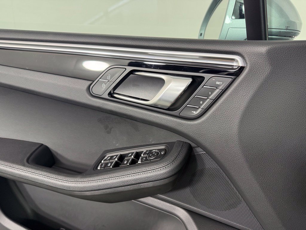 Certified 2025 Porsche Macan AWD/4WD image 20