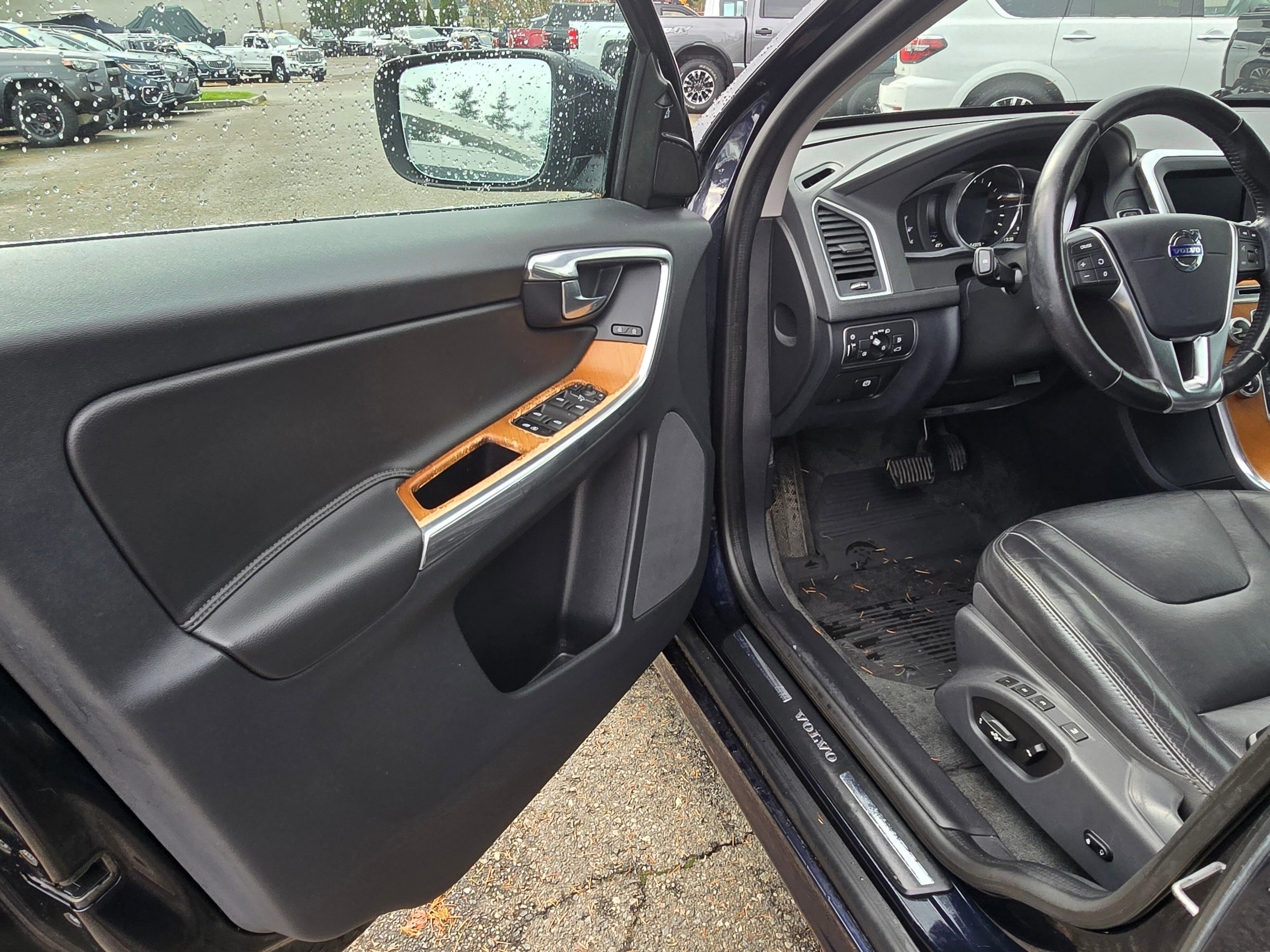 Used 2017 Volvo XC60 T6 Inscription w/ Preferred Option Package image 21