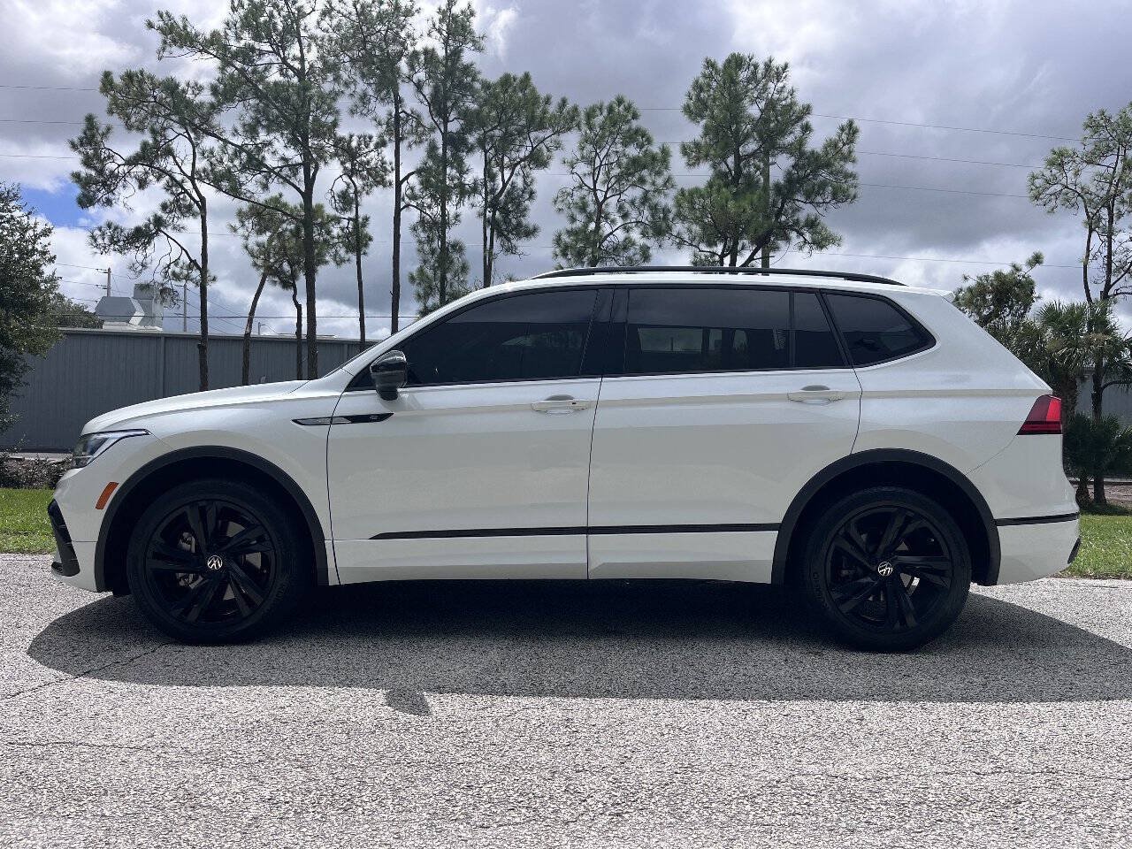 Used 2023 Volkswagen Tiguan SE R-Line FWD image 4