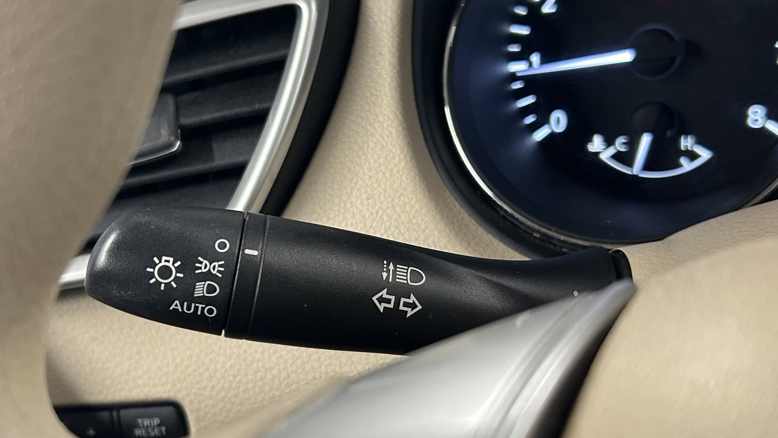 Used 2015 Nissan Rogue SV image 23