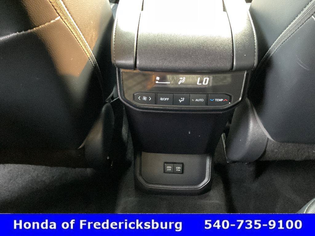Used 2021 Toyota Highlander XLE AWD/4WD image 39