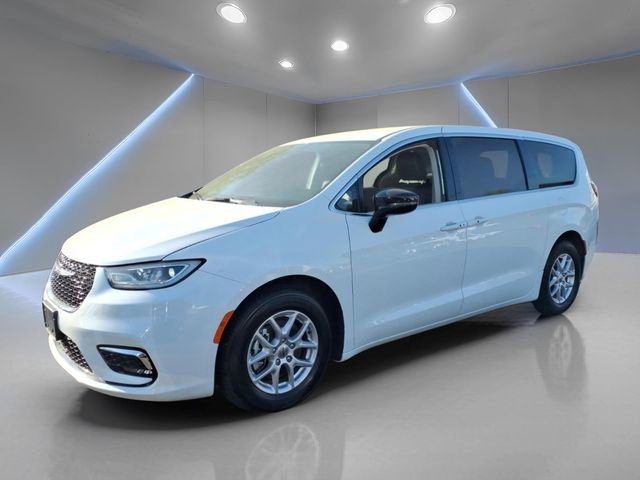 Used 2024 Chrysler Pacifica Touring-L image 8