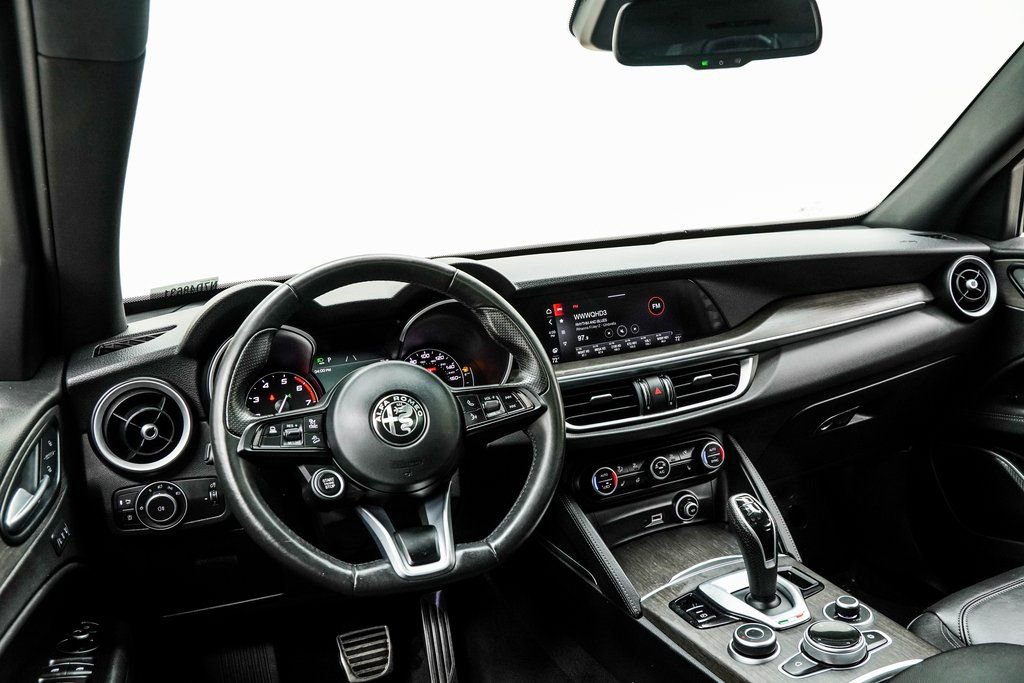 Used 2022 Alfa Romeo Stelvio Ti image 5