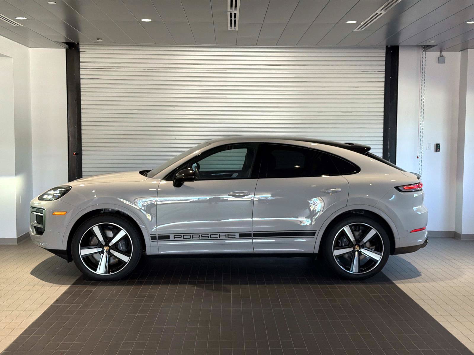 Used 2025 Porsche Cayenne Coupe AWD/4WD image 2
