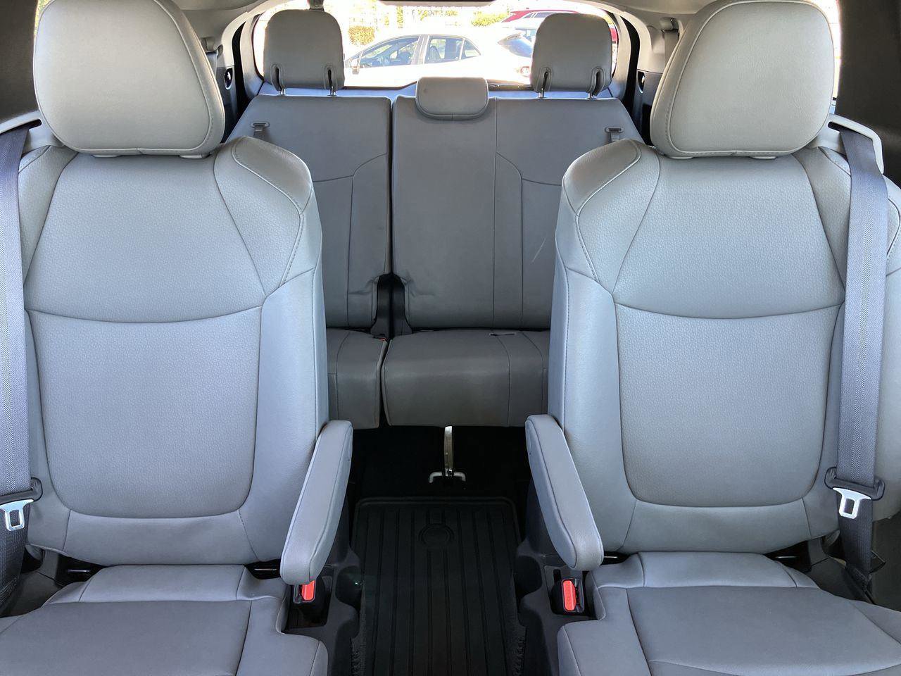 Used 2025 Toyota Sienna XLE image 32