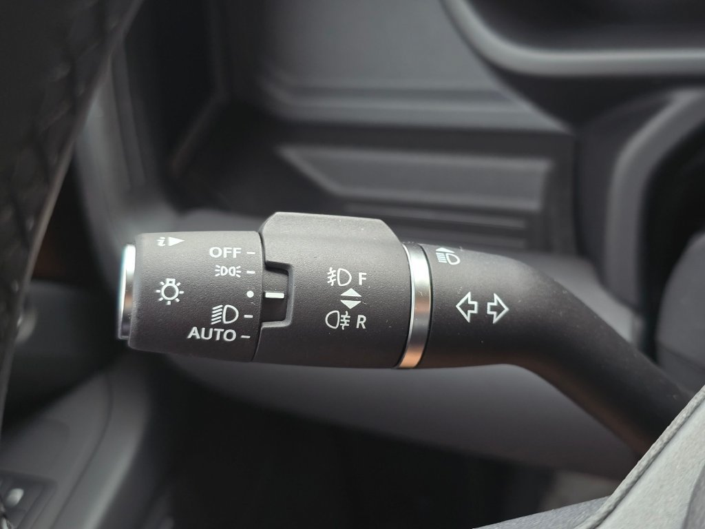 New 2026 Land Rover Defender 130 X-Dynamic SE AWD/4WD image 28