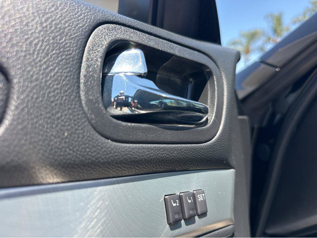 Used 2014 INFINITI Q60 Convertible w/ Premium Package RWD image 35