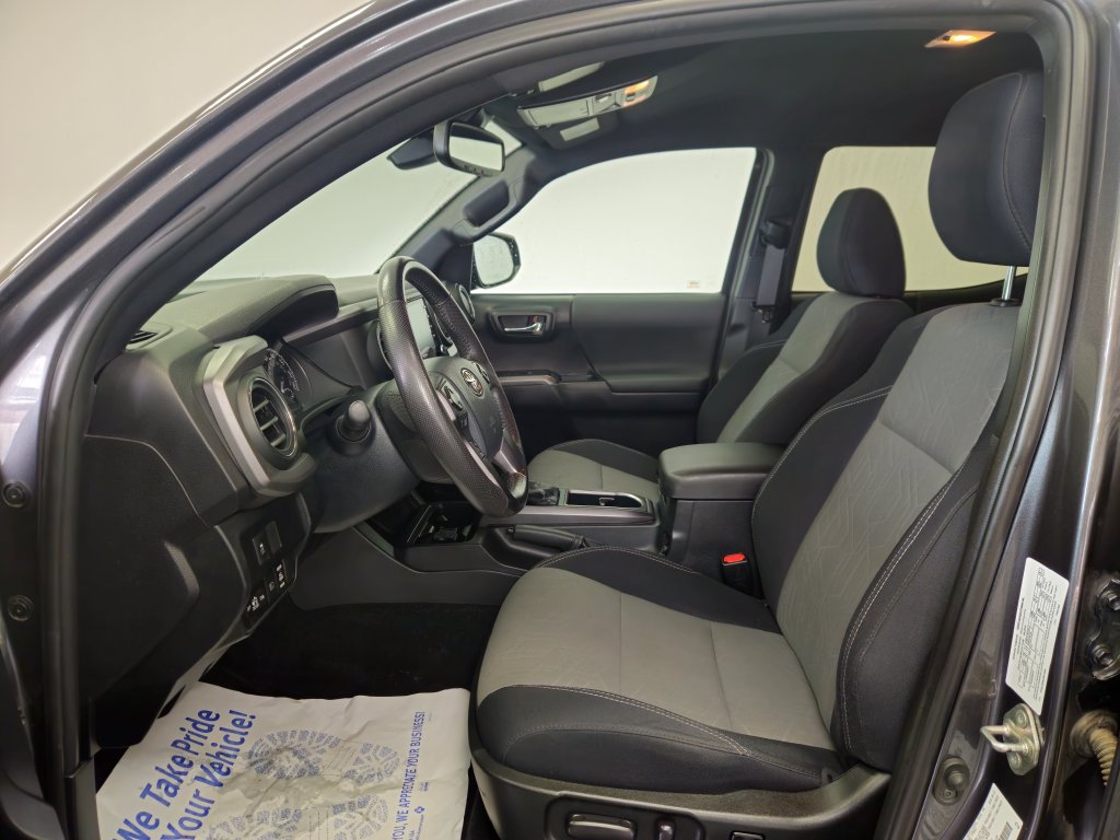 Used 2020 Toyota Tacoma TRD Sport AWD/4WD image 2