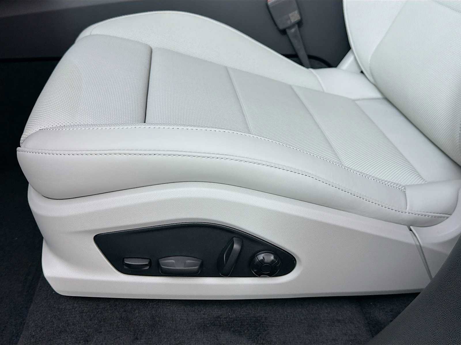 New 2026 Porsche Macan Electric image 13