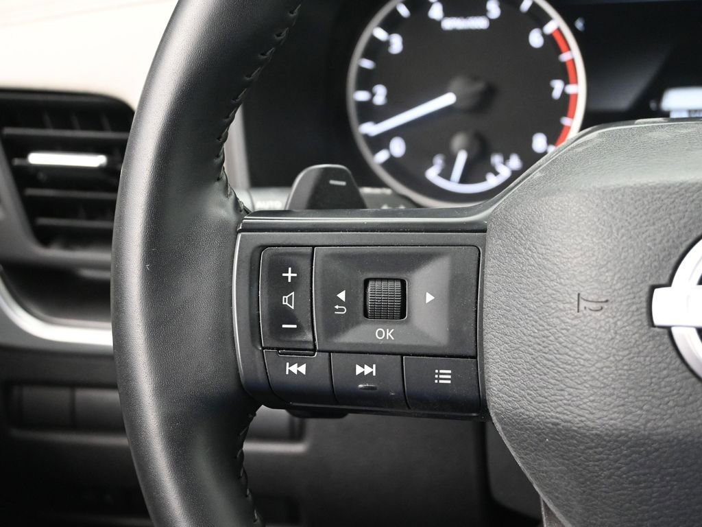 Used 2025 Nissan Rogue SV AWD/4WD image 15