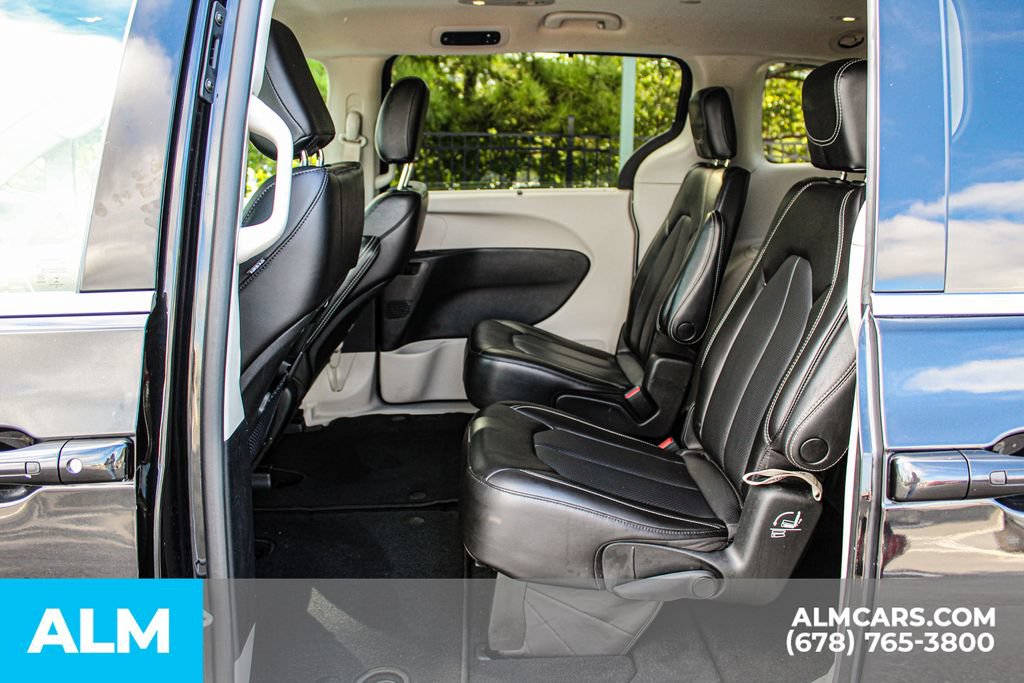 Used 2023 Chrysler Pacifica Touring-L FWD image 17